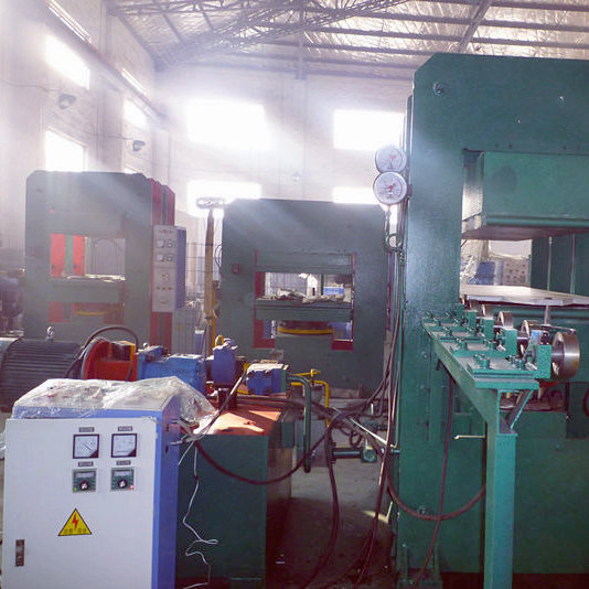 長(zhǎng)條式平板硫化機(jī)-150噸框架式平板硫化機(jī)-膠條平板硫化機(jī)